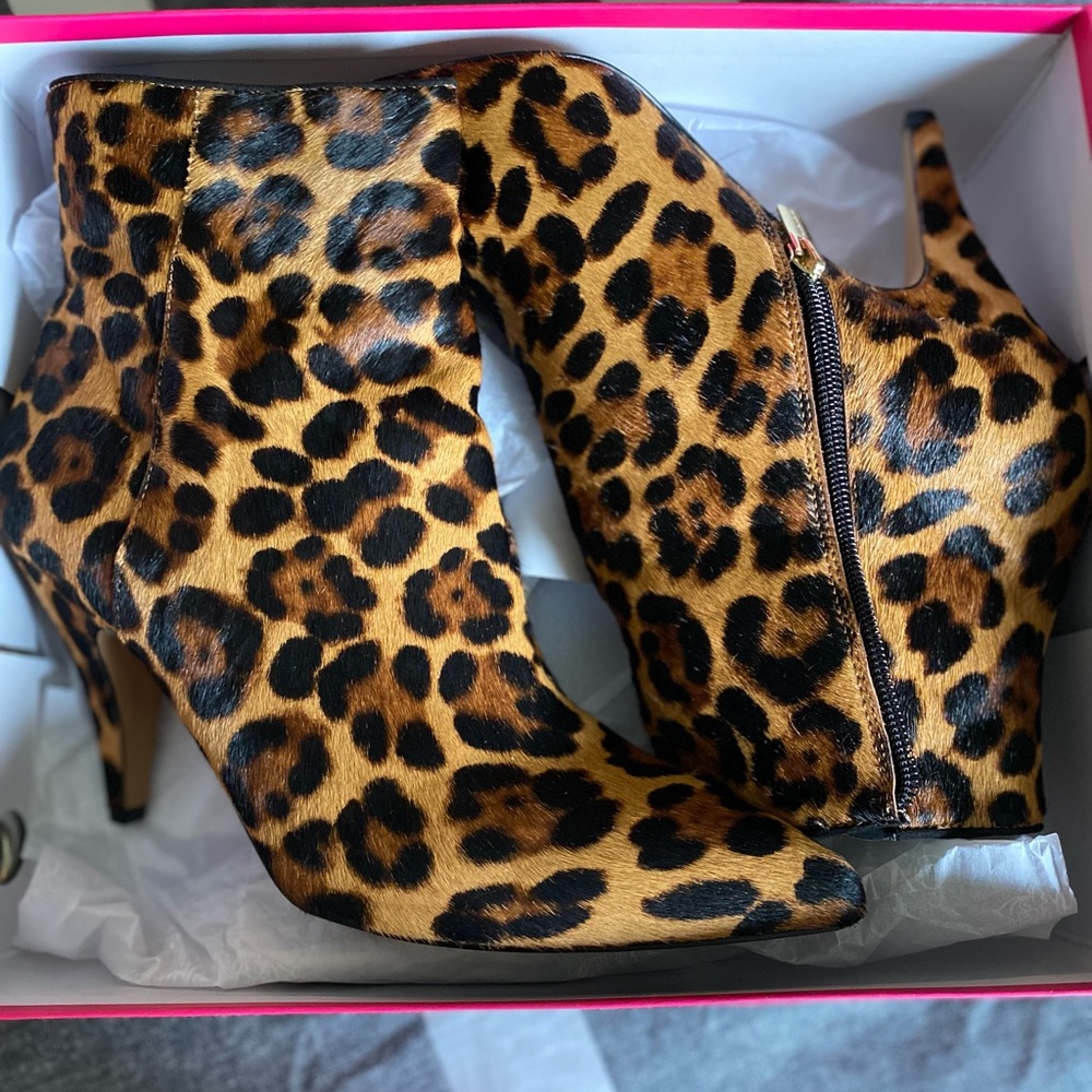 Beautiful NIB Vince Camuto cow hair booties!
